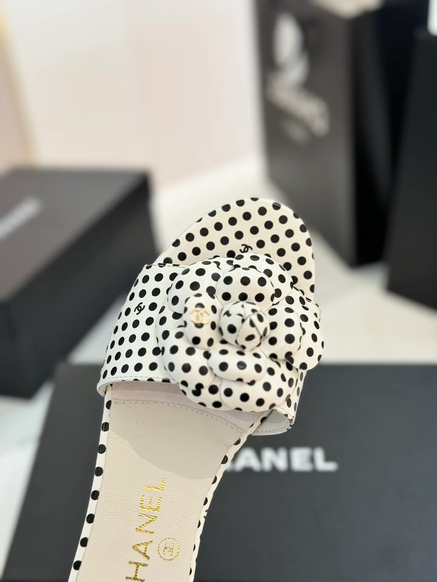 👟👟Ex-factory price 520👟👟 Purchasing agent Chanel 24C new spring and summer camellia hollow slippers series This season’s camellia series is really beautiful, with the usual elegant ladylike temperament of Grandma Xiang’s family, full of high-end sense! It’s very nice on the feet~ Whether worn barefoot or paired with skirts or trousers, it’s very versatile! Incomparably beautiful! Specially made of imported lambskin for the upper, mixed sheepskin for the lining, Italian grade A genuine leather outsole Size: #35-39 (40/41 customized)
